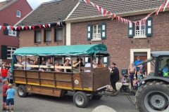 14_SWD_Aeltere-Zonser-fuhren-im-Planwagen-beim-Festumzug-mit