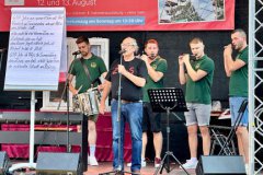 14_SWD_Zonser-Abend_Gerd-Bock-uebt-Jubilaeumskanon-mit-Publikum-und-Tambourcorps